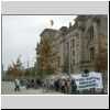 Berlin2002_Schweigemarsch08_Reichstag.jpg